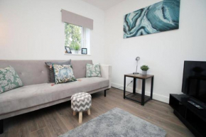 16 North Road Flat 2 by Mia Living Free Parking On Site